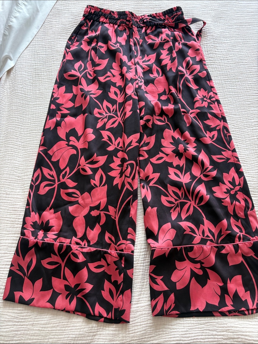Women’s Black and Pink Floral Wide-Leg Pants